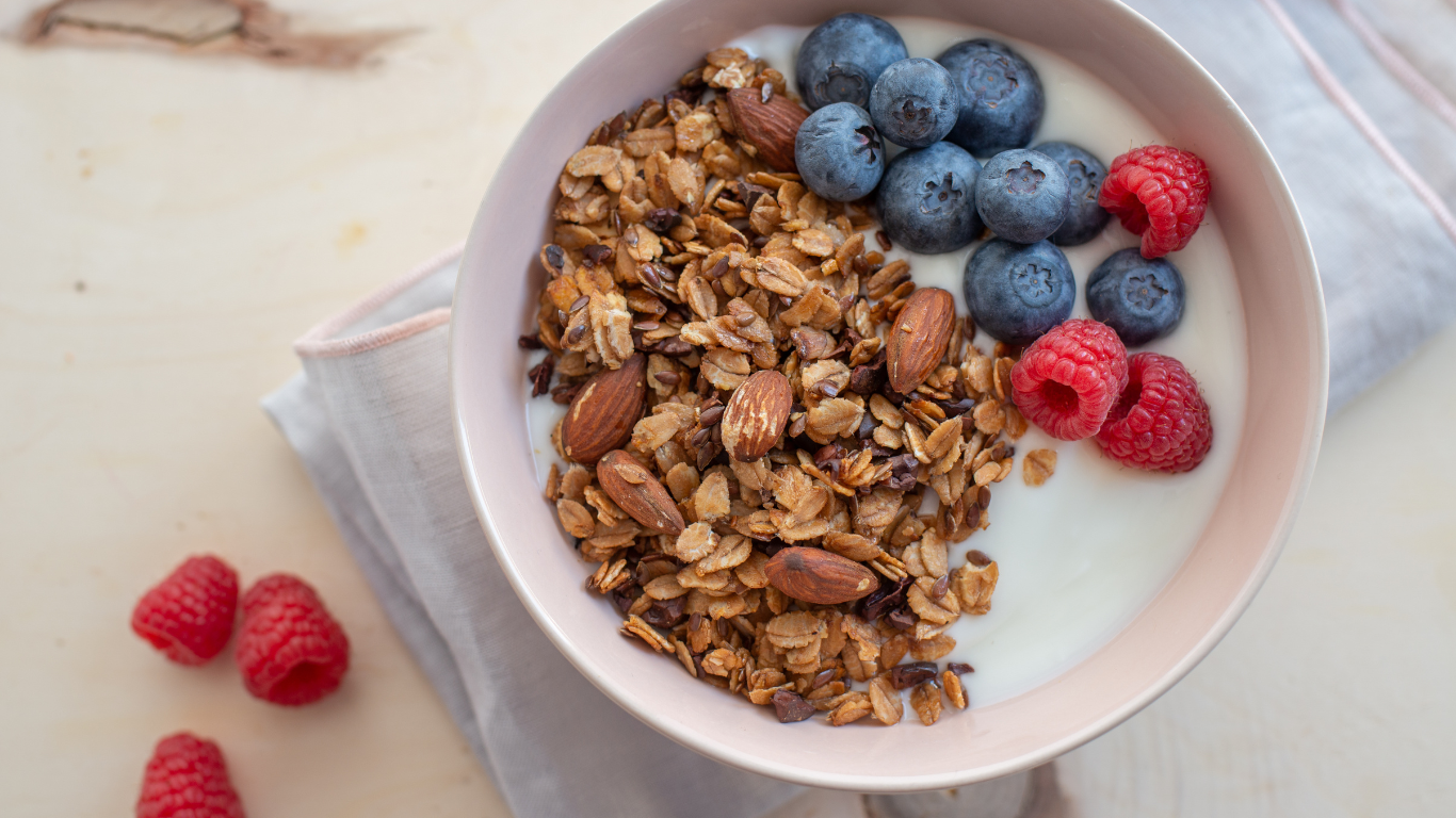 GREEK YOGURT GRANOLA BOWL
